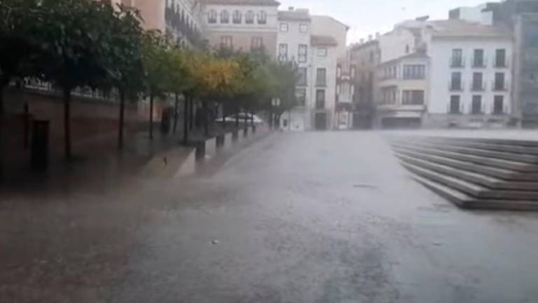 Una manta de agua cae en la Catedral de Jaén... Una manta de agua cae en la Catedral de Jaén...