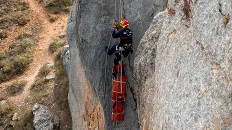 Así entrenan los bomberos de Jaén el rescate en montaña Así entrenan los bomberos de Jaén el rescate en montaña