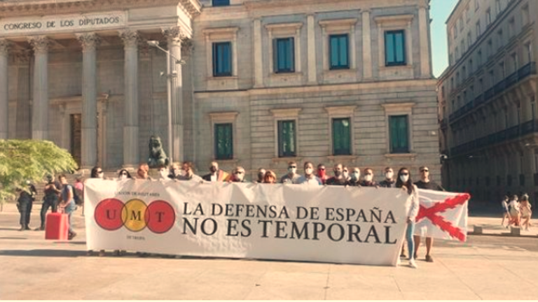 Concentración de militares frente al Congreso para exigir el fin de la temporalidad de las Fuerzas Armadas Concentración de militares frente al Congreso para exigir el fin de la temporalidad de las Fuerzas Armadas