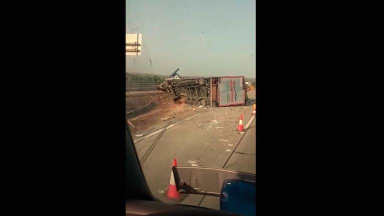 Un accidente entre tráilers provoca dos heridos y el corte de dos carriles de la A-4 en Bailén Un accidente entre tráilers provoca dos heridos y el corte de dos carriles de la A-4 en Bailén