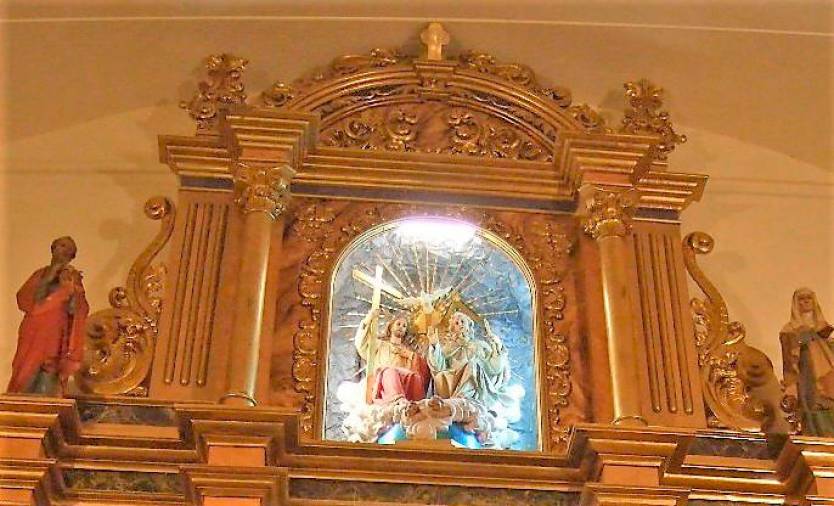 <i>Hornacina con la Santísima Trinidad que remata el retablo. </i>