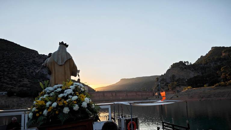 Lo único se merece mayor atención: Reportaje visual de algo desconocido, la Virgen del Carmen en el Tranco Lo único se merece mayor atención: Reportaje visual de algo desconocido, la Virgen del Carmen en el Tranco