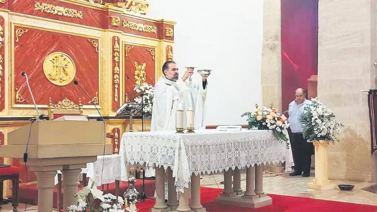 El entierro era a las cinco de la tarde, pero el cura no apareció El entierro era a las cinco de la tarde, pero el cura no apareció