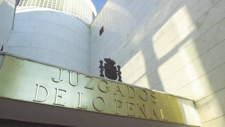 Un juez suprime el saludo por temor al coronavirus Un juez suprime el saludo por temor al coronavirus