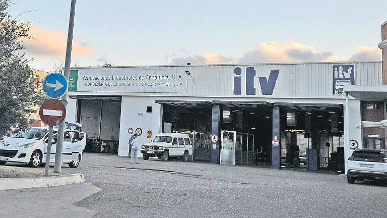 Desbordadas la ITV y las quejas de los conductores Desbordadas la ITV y las quejas de los conductores