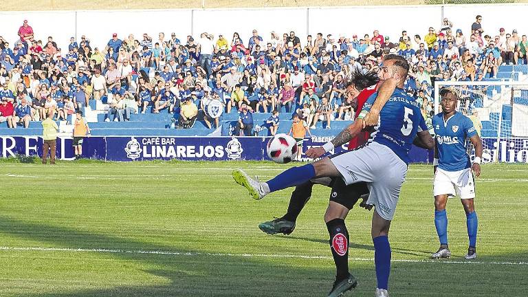 Un Linares Deportivo con freno de mano Un Linares Deportivo con freno de mano