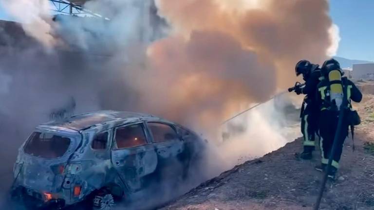 Arde un coche en el Polígono Nuevo Jaén Arde un coche en el Polígono Nuevo Jaén