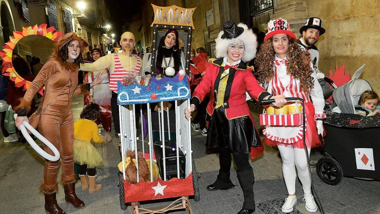 Unos pasacalles carnavaleros llenos de color Unos pasacalles carnavaleros llenos de color