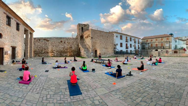 Cerca de 100 mujeres disfrutan del yoga en Torredonjimeno Cerca de 100 mujeres disfrutan del yoga en Torredonjimeno