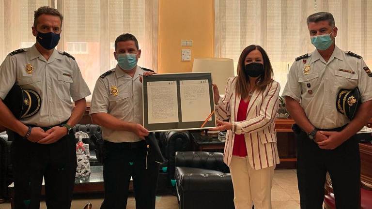 Homenaje a a un policía nacional de Jaén que salvó la vida de un bañista en Nerja Homenaje a a un policía nacional de Jaén que salvó la vida de un bañista en Nerja