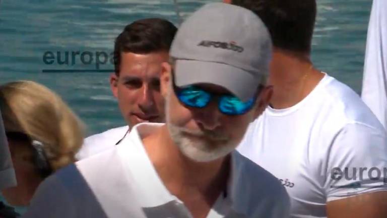 El Rey Felipe VI cambia el traje por la gorra y las gafas de sol El Rey Felipe VI cambia el traje por la gorra y las gafas de sol