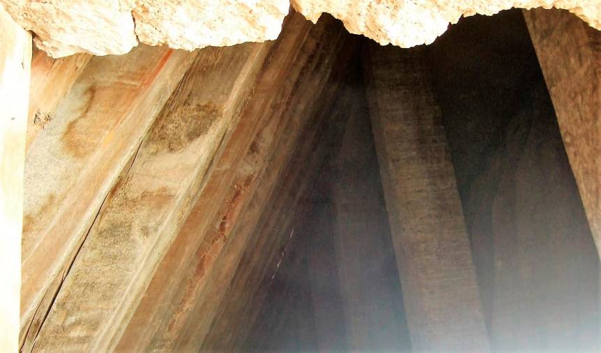<i>Vista del entramado de madera que está ubicado encima de la bóveda.</i>