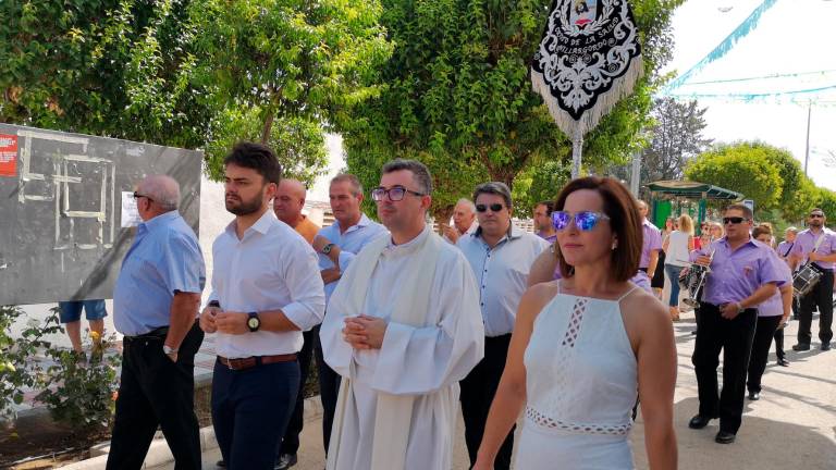 Un pueblo con su patrona Un pueblo con su patrona