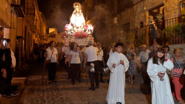 Rendidos ante la patrona