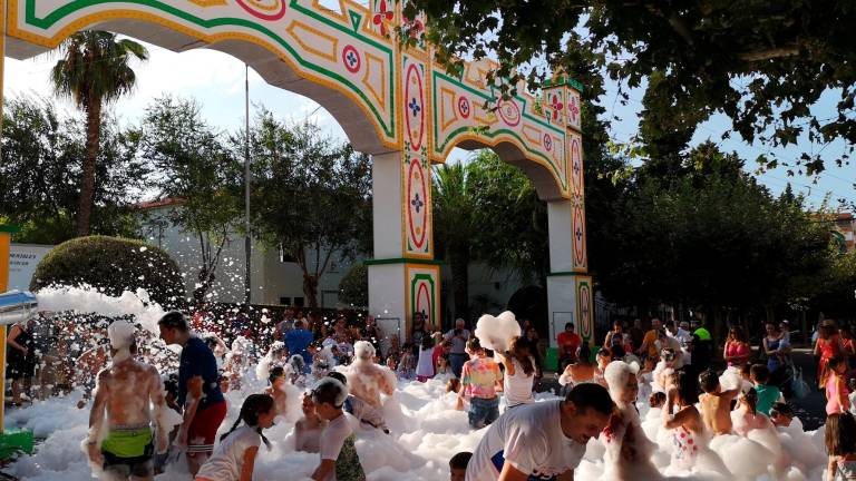 Abarrotada y calurosa feria de día Abarrotada y calurosa feria de día