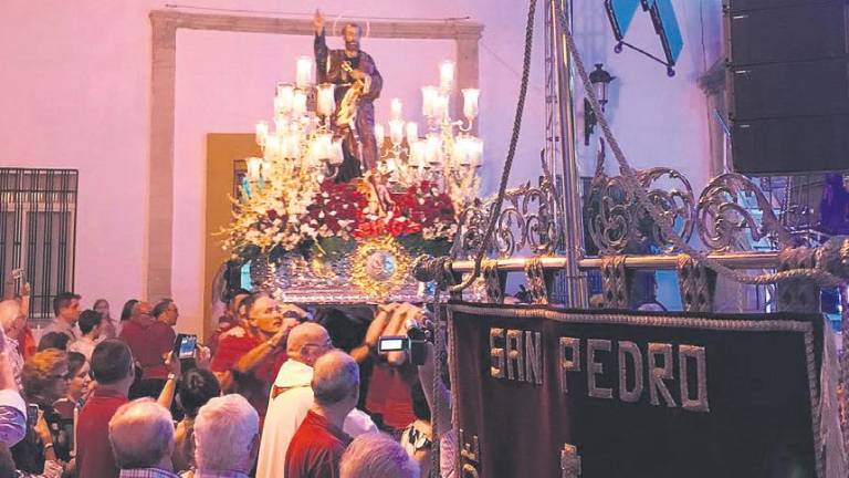 <i>“La comisión de festejos tiene nuevas </i><i>ideas para cambiar y mejorar las fiestas”</i> <i>“La comisión de festejos tiene nuevas </i><i>ideas para cambiar y mejorar las fiestas”</i>