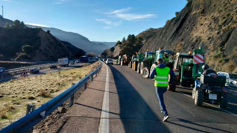 Reabierta al tráfico la A-4 tras retirarse, sin incidentes, los agricultores