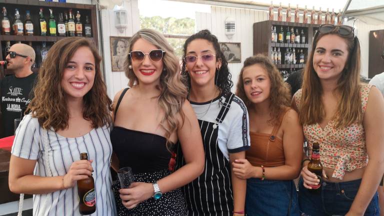 Abarrotada y calurosa feria de día Abarrotada y calurosa feria de día