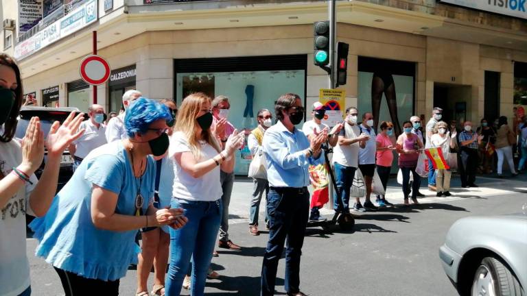 Casi un millar acuden a la concentración de Vox en el Paseo de la Estación