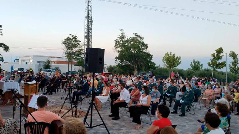 El Cristo de la Salud congrega a cientos de feligreses en la explanada de la ermita de Santa Ana de Villargordo