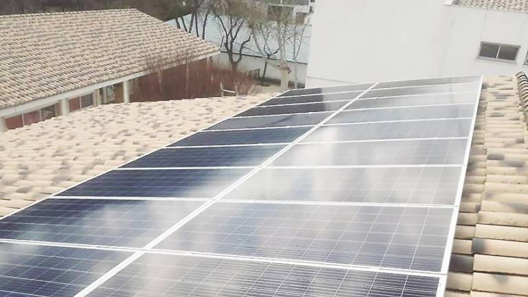 Apuesta de éxito por la energía solar en un colegio de Canena