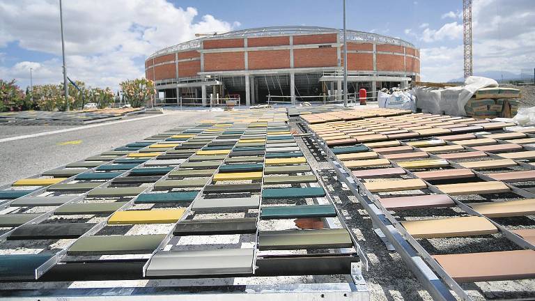 El recubrimiento lateral se instala la semana próxima El recubrimiento lateral se instala la semana próxima