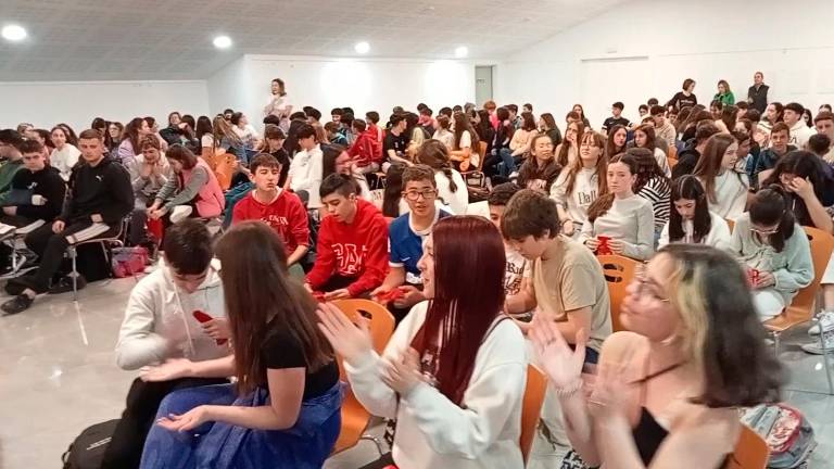 Todos a bailar ‘Despechá’ en el IES Sierra de las Villas Todos a bailar ‘Despechá’ en el IES Sierra de las Villas