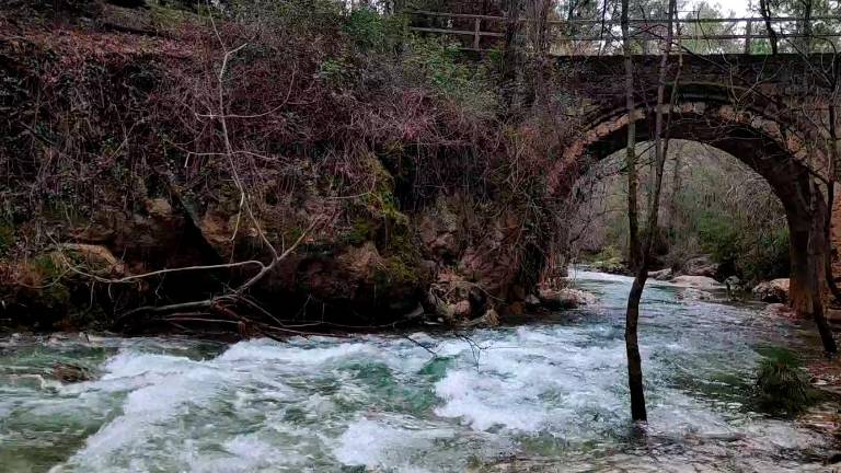La ruta del agua 3: Si Isabel la Católica levantara la cabeza vería el puente de las Herrerías como nunca, y con agua color esmeralda La ruta del agua 3: Si Isabel la Católica levantara la cabeza vería el puente de las Herrerías como nunca, y con agua color esmeralda