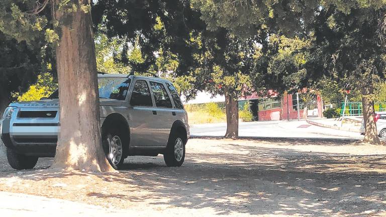 Los coches “no tienen sitio” para estacionar en El Valle Los coches “no tienen sitio” para estacionar en El Valle