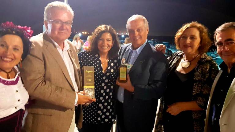 Dos aceites jiennenses como regalo a la alcaldesa parisina Dos aceites jiennenses como regalo a la alcaldesa parisina