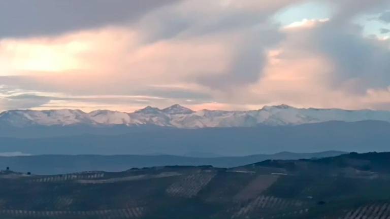 Amanecer con cambios en el cielo y vistas a Sierra Nevada Amanecer con cambios en el cielo y vistas a Sierra Nevada