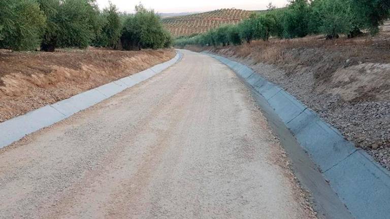Concluyen los trabajos en caminos rurales de Lopera Concluyen los trabajos en caminos rurales de Lopera
