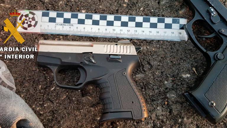 Dos detenidos tras saltarse un alto de la Guardia Civil y arrojar dos armas desde el coche Dos detenidos tras saltarse un alto de la Guardia Civil y arrojar dos armas desde el coche