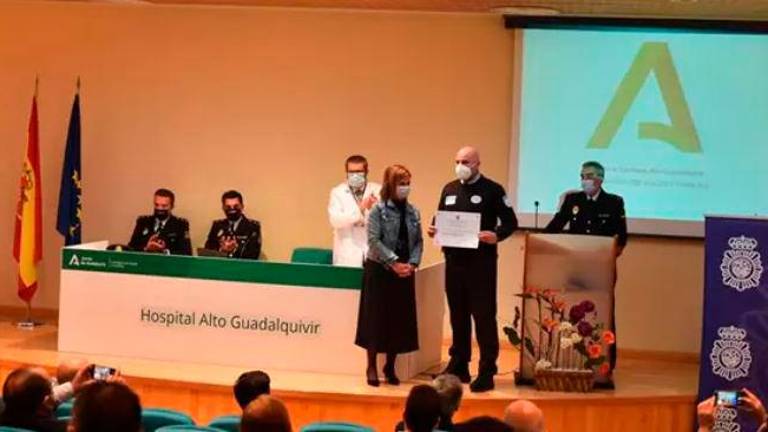 Mención honorífica de la Policía Nacional a los vigilantes de seguridad del Hospital Alto Guadalquivir Mención honorífica de la Policía Nacional a los vigilantes de seguridad del Hospital Alto Guadalquivir