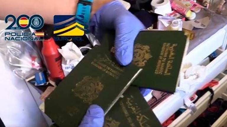 Cae una red acusada de introducir en España a un millar de migrantes sirios y argelinos en embarcaciones Cae una red acusada de introducir en España a un millar de migrantes sirios y argelinos en embarcaciones