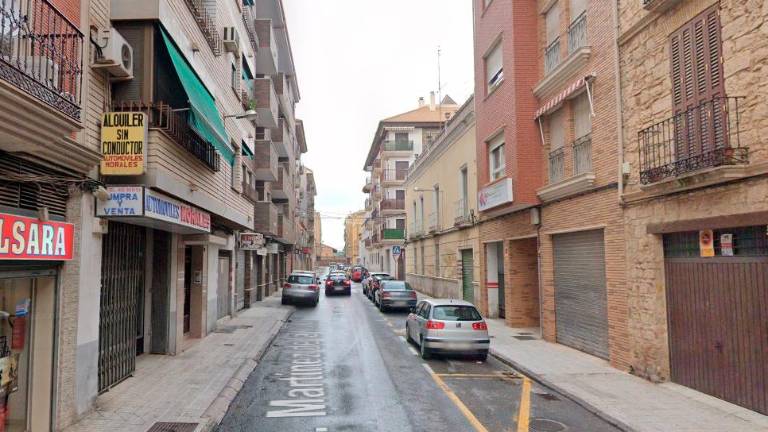 Una evacuada al hospital y veinte desalojados en un incendio en Linares Una evacuada al hospital y veinte desalojados en un incendio en Linares