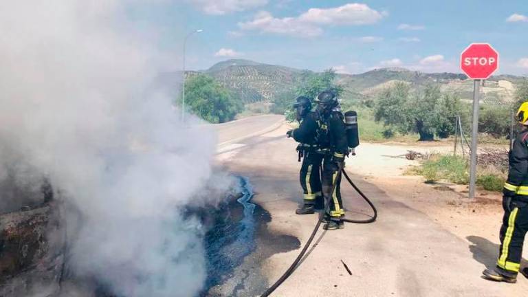Fuego en un coche en Huelma Fuego en un coche en Huelma