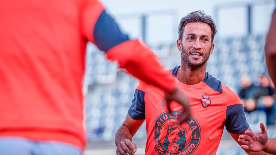 <i>Álvaro Muñiz, en el entrenamiento previo de los blancos en La Victoria. / Real Jaén. </i> <i>Álvaro Muñiz, en el entrenamiento previo de los blancos en La Victoria. / Real Jaén. </i>