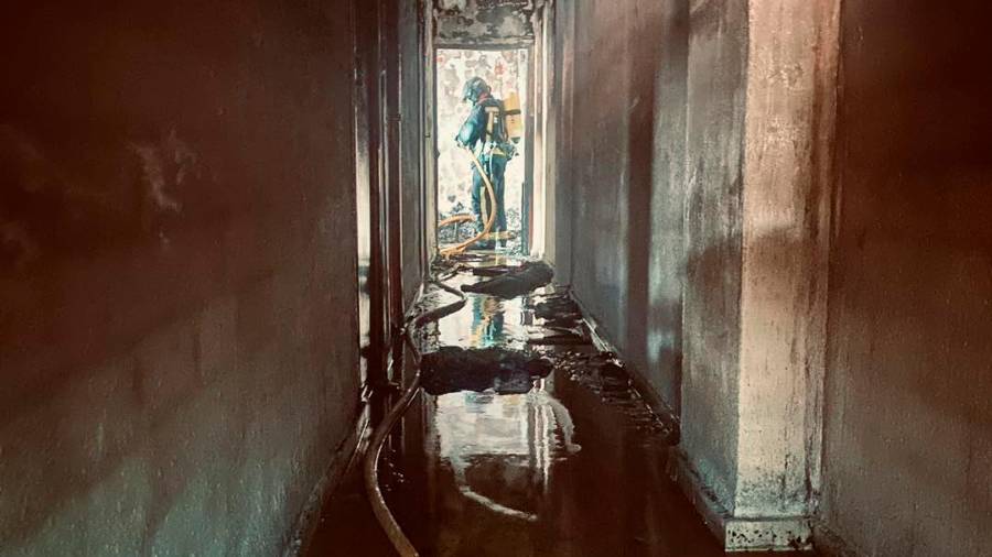 <i>Un bombero tras la extinción del fuego en la vivienda de Martos. /Bomberos de Jaén.</i> <i>Un bombero tras la extinción del fuego en la vivienda de Martos. /Bomberos de Jaén.</i>