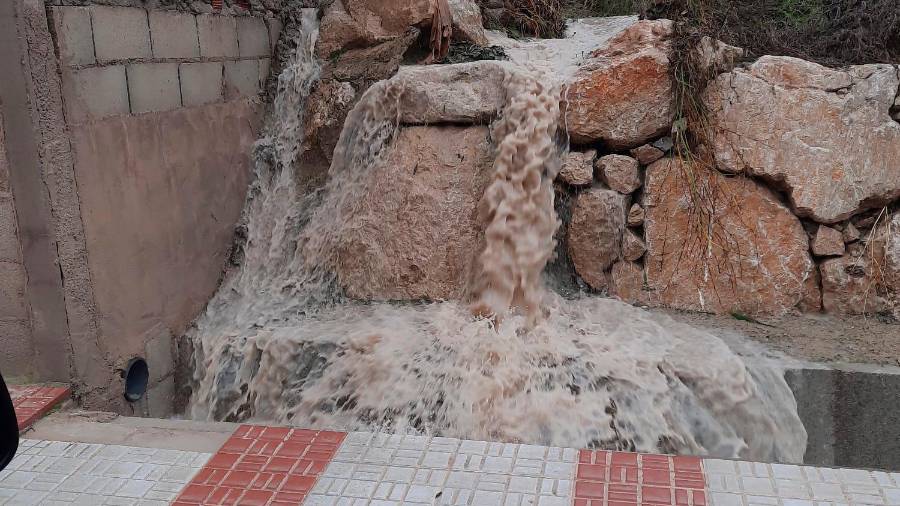 <i>El agua salta junto a un muro.</i> <i>El agua salta junto a un muro.</i>