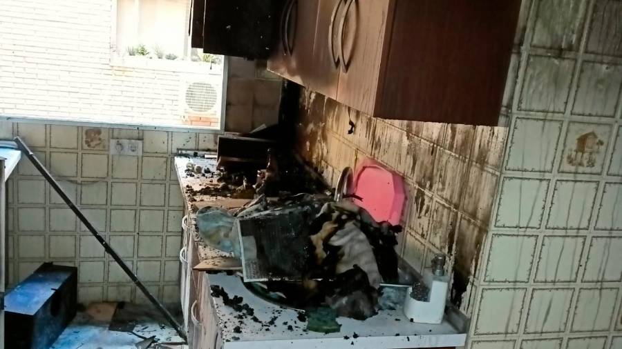 <i>Cocina tras el incendio en la Avenida de Granada. / Bomberos de Jaén.</i> <i>Cocina tras el incendio en la Avenida de Granada. / Bomberos de Jaén.</i>