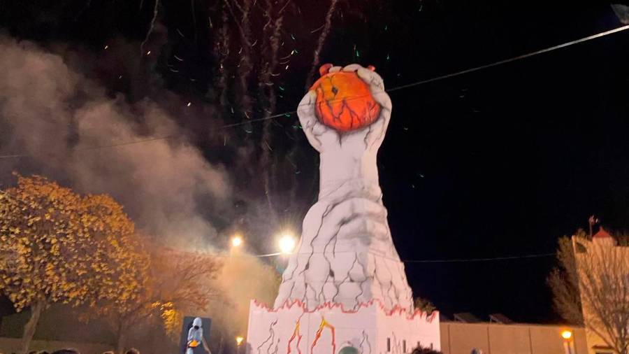 <i>Instantes previos a la “Quemá de la XL Falla” de Mancha Real mientras se lanza un colorido castillo de fuegos artificiales.</i> <i>Instantes previos a la “Quemá de la XL Falla” de Mancha Real mientras se lanza un colorido castillo de fuegos artificiales.</i>