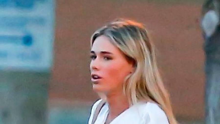 Enrique Ponce evita dar la cara tras la publicación de sus primeras imágenes con Ana Soria Enrique Ponce evita dar la cara tras la publicación de sus primeras imágenes con Ana Soria