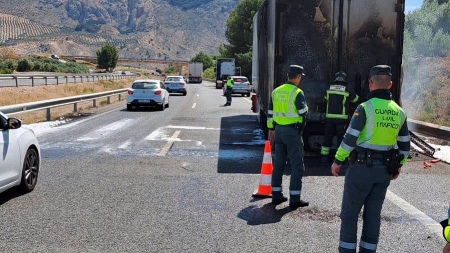<i>Guardias civles controlan el tráfico. / Subdelegación del Gobierno en Jaén.</i> $!<i>Guardias civles controlan el tráfico. / Subdelegación del Gobierno en Jaén.</i>