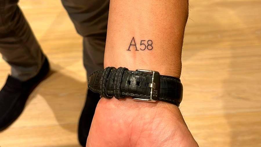 A58: El tatuaje de Juanma Moreno hecho en Linares este lunes A58: El tatuaje de Juanma Moreno hecho en Linares este lunes