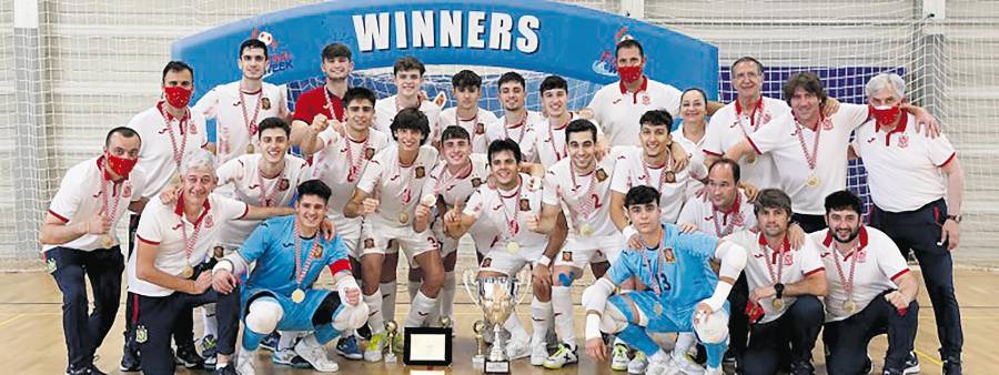 <i>Pablo Ordóñez, el tercero a la izquierda en la fila de atrás, celebra el título con sus compañeros y el cuadro técnico de la selección sub 19 de fútbol sala.</i> $!<i>Pablo Ordóñez, el tercero a la izquierda en la fila de atrás, celebra el título con sus compañeros y el cuadro técnico de la selección sub 19 de fútbol sala.</i>