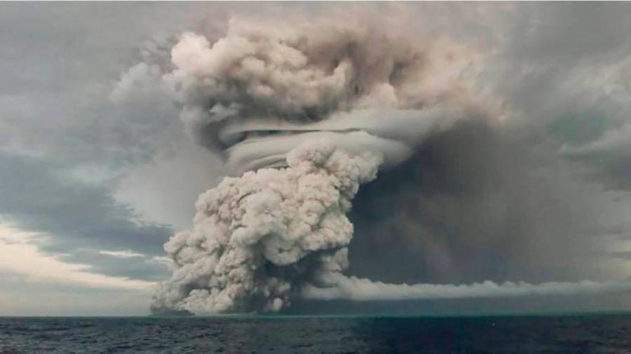 <i>Erupción del volcán Hunga-Tonga-Hunga-Ha’apai cerca de Tonga.</i> <i>Erupción del volcán Hunga-Tonga-Hunga-Ha’apai cerca de Tonga.</i>