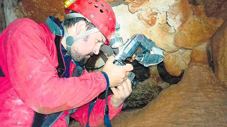 <i>Toni Pérez, durante una exploración.</i> <i>Toni Pérez, durante una exploración.</i>