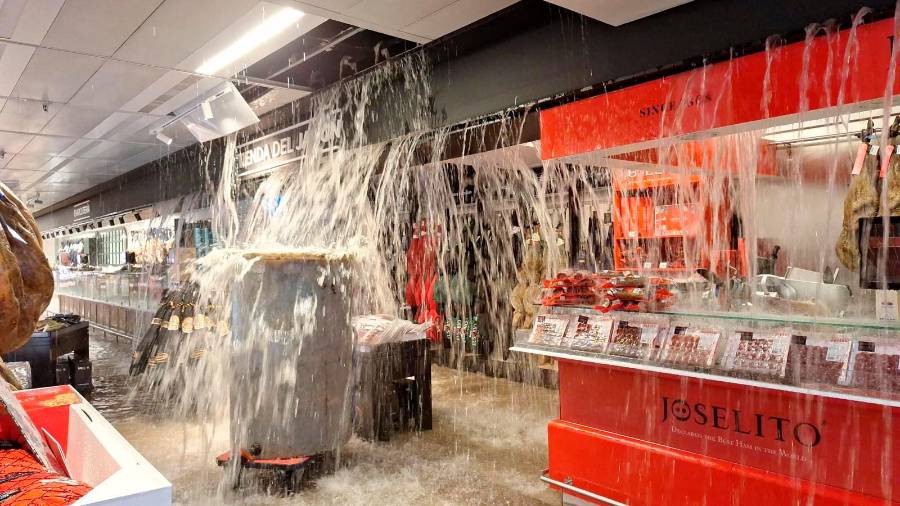 <i>La lluvia entra en el interior de El Corte Ingles de Málaga. </i> <i>La lluvia entra en el interior de El Corte Ingles de Málaga. </i>