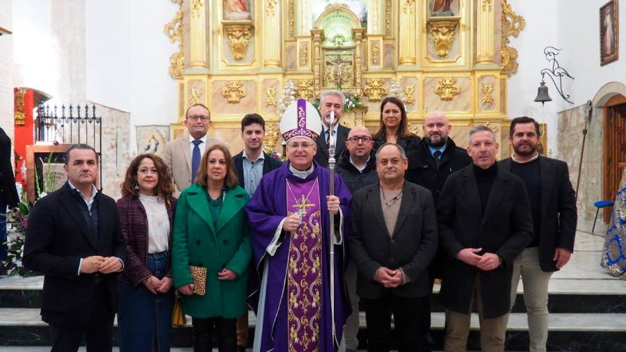 <i>El obispo de Jaén posa en Orcera con alcaldes y alcaldesas de municipios de la Sierra de Segura. / Obispado de Jaén.</i> <i>El obispo de Jaén posa en Orcera con alcaldes y alcaldesas de municipios de la Sierra de Segura. / Obispado de Jaén.</i>